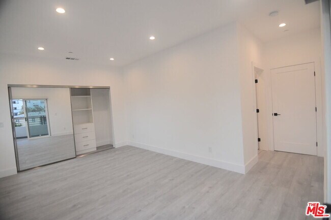 Building Photo - 13822 Oxnard St