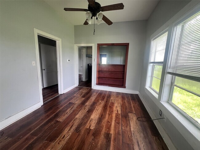 Foto del edificio - 709 Harrison Ln