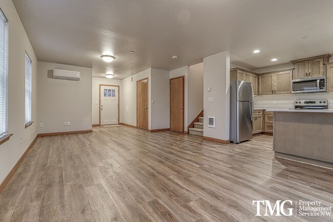 Foto del edificio - Brand New Construction 2 Story Duplex in W...