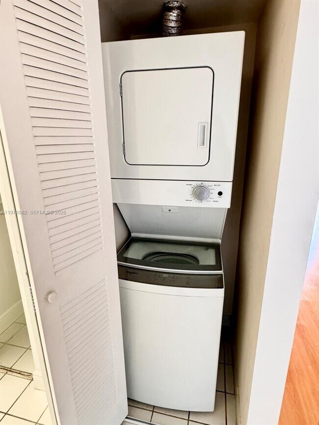 Foto del edificio - 3300 NE 191st St