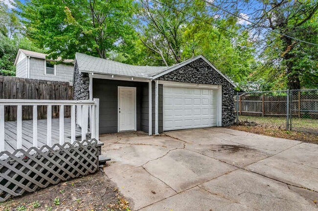 Foto del edificio - 3 Bedroom 2 bath home with garage in a prime location!