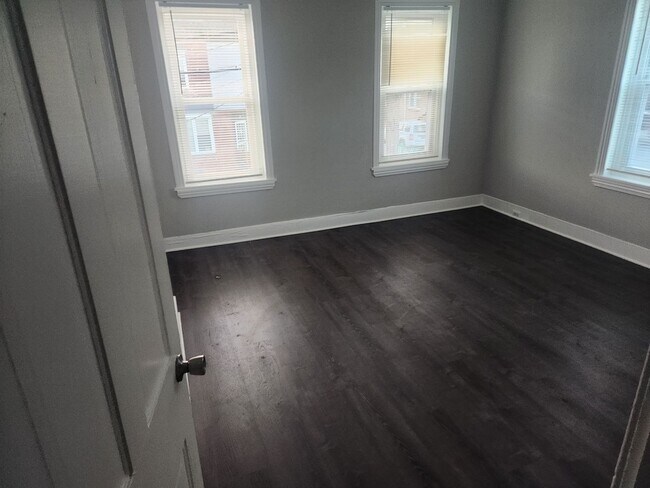 Building Photo - 3 Bedroom 1 1/2 bath townhouse