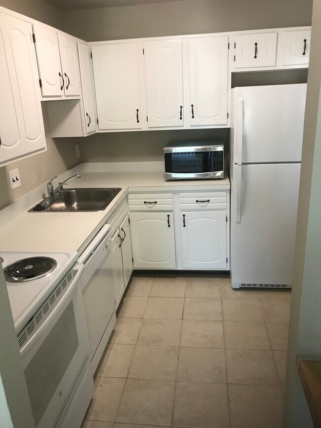 Kitchen w/ electric appliances - 125S Clubhouse Dr SW, Unit #4