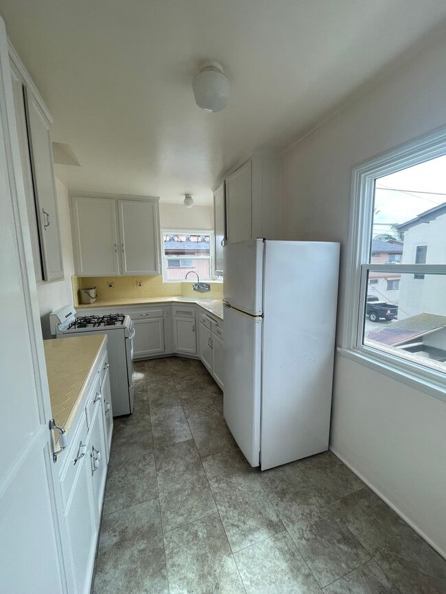 Building Photo - Light & Bright in University Heights