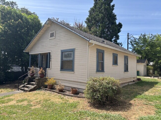 Foto del edificio - Adorable vintage 2-bed home on a quiet side street close to downtown Placerville!