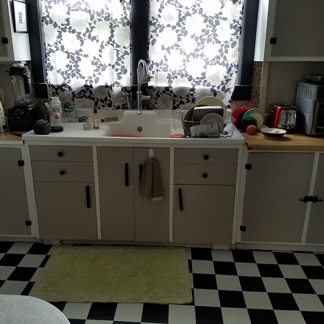 kitchen - 2337 E Johnson St
