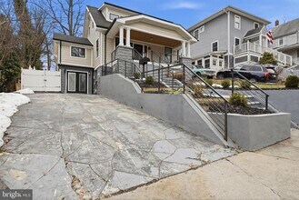 Building Photo - 2211 Franklin St NE