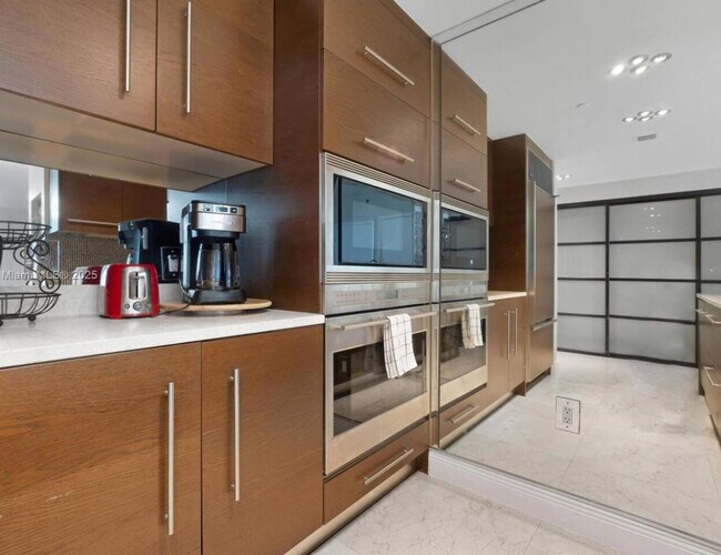 Building Photo - 481 Brickell Ave