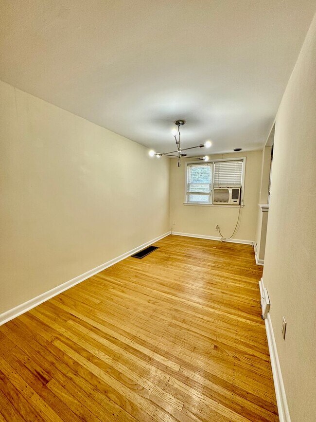 Building Photo - 3 Bedroom Home with Parking