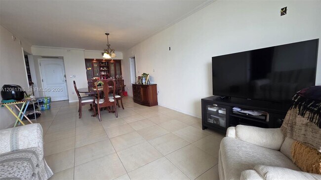Foto del edificio - 3675 N Country Club Dr