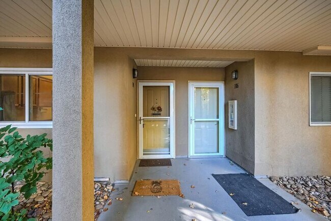 Foto del edificio - 8690 Decatur St