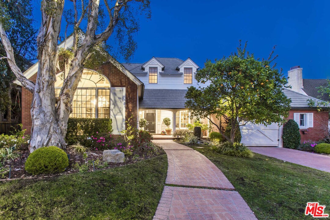 Foto principal - 718 N Rexford Dr