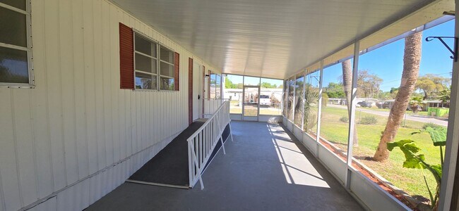 Building Photo - 2 bed 2 bath with carport.