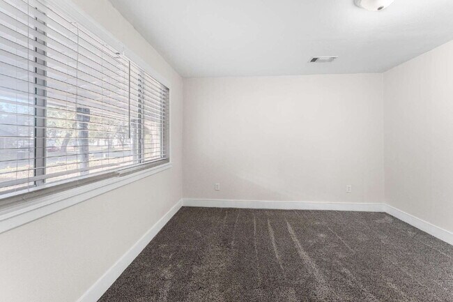 Building Photo - **Move-In Special: 1 MONTH FREE** Move in by February 15, 2026 and get 1 month’s rent FREE on a 1...