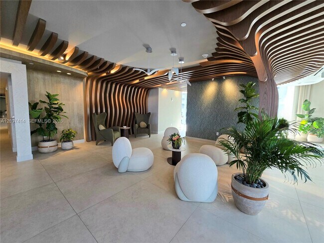 Foto del edificio - 700 NE 24th St