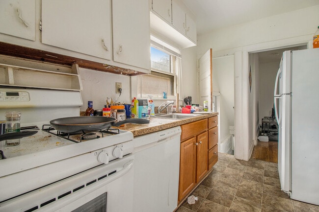 Building Photo - 927 S. Divison -