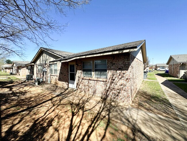 Building Photo - 7930 NW Crossland Cir