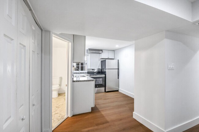 Foto del edificio - Columbia Heights Apartment | 1 Bed | 1 Bath | 450 Sf