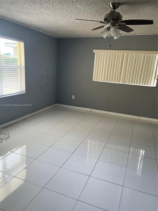 Building Photo - 2051 Acapulco Dr