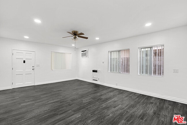 Foto del edificio - 1170 N Bronson Ave