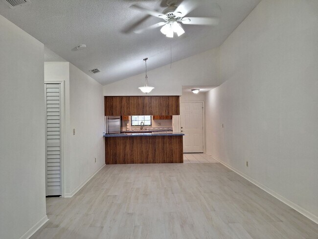 Foto del edificio - Adorable 2BR 2BA duplex in Shangr La Village
