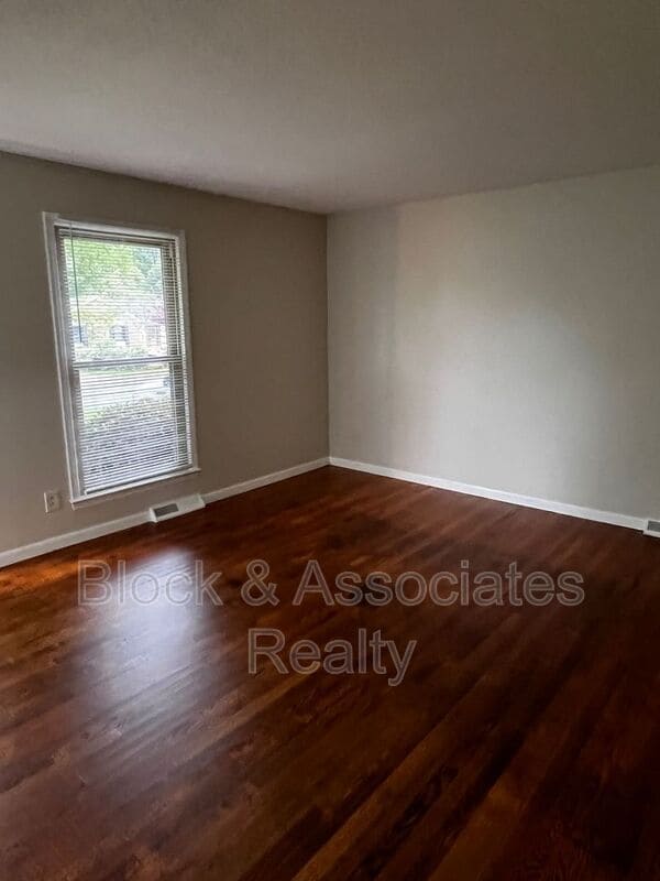 Building Photo - 1503 Glenridge Rd