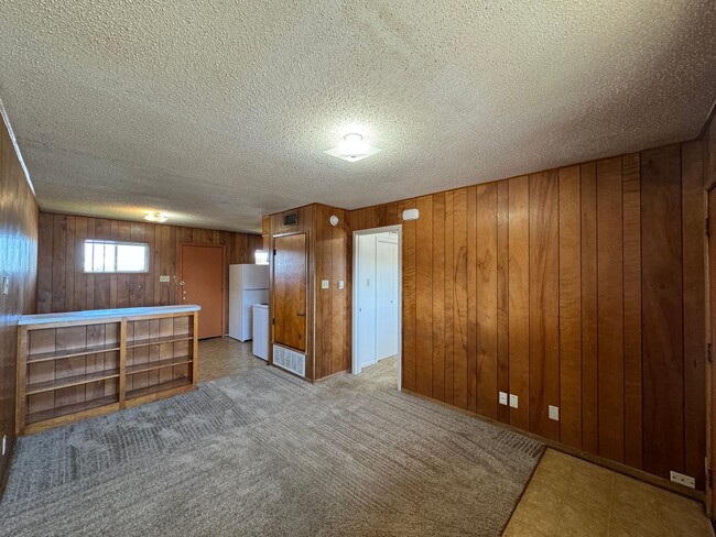 Building Photo - 805 W Hallmark Ave