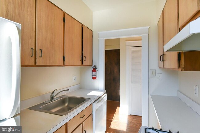 Building Photo - 2410 20th St NW