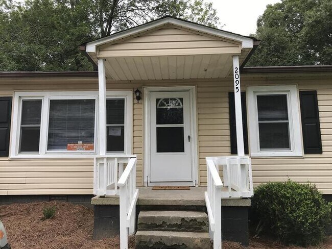 Foto del edificio - Huntersville: 3 bedroom 1 bath home