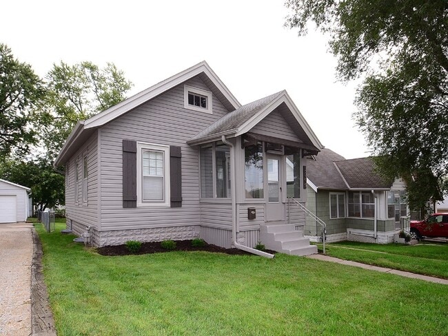 Building Photo - 2209 S 59th St