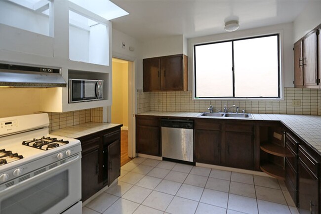 Building Photo - Nob Hill, two-story 4BR/1.5BA Single famil...