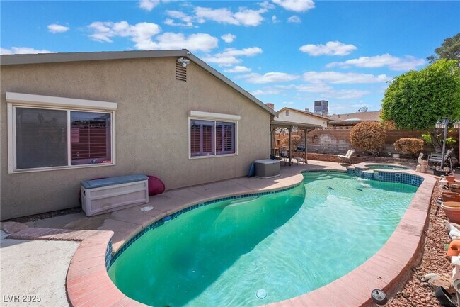 Foto del edificio - 7250 Clearwater Cir