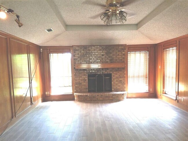 Building Photo - 1112 Post Oak Ln