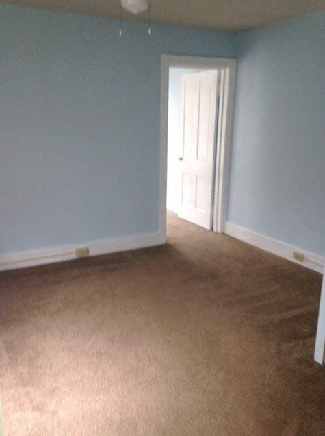 Primer dormitorio contiguo al salón, con un amplio armario y zapatero. - 305 4th St