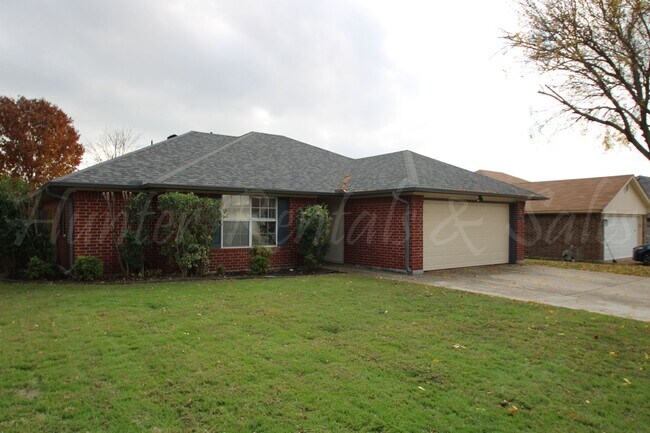 Building Photo - Charming 3-Bed, 2-Bath Home with Spacious Backyard