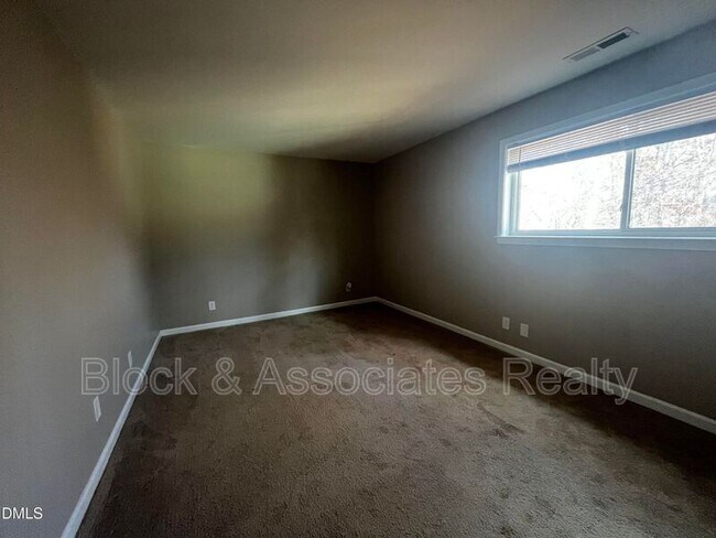 Building Photo - 1295 Schaub Dr