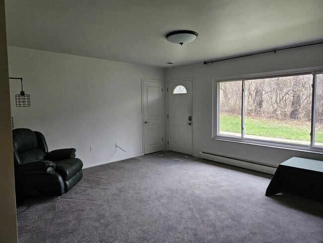 Building Photo - 767 Waterman St