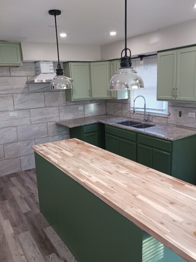 Kitchen island - 5424 S Wolcott Ave