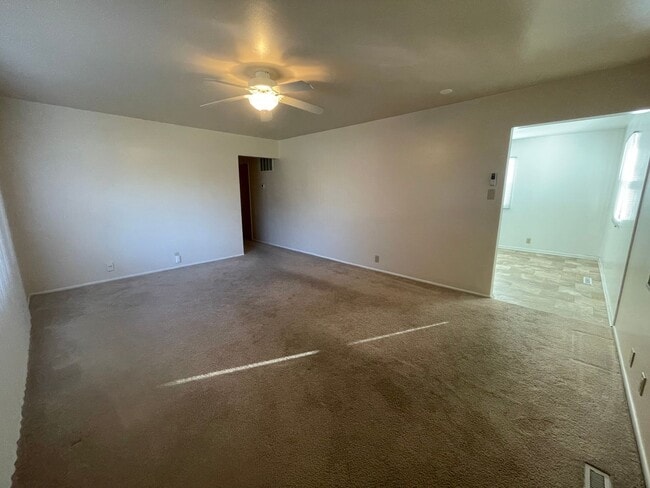 Building Photo - 3 Bedroom 1.5 Bathroom