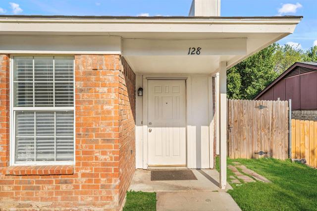 Foto del edificio - 128 Oakwood Ln