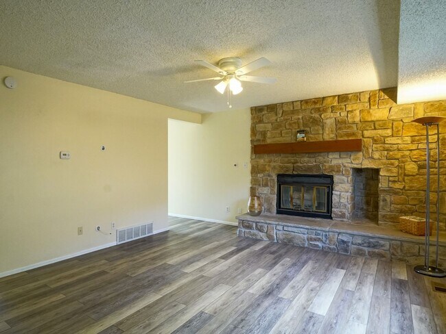 Foto del edificio - Beautiful 2 Bed 2.5 Bath Townhome!!