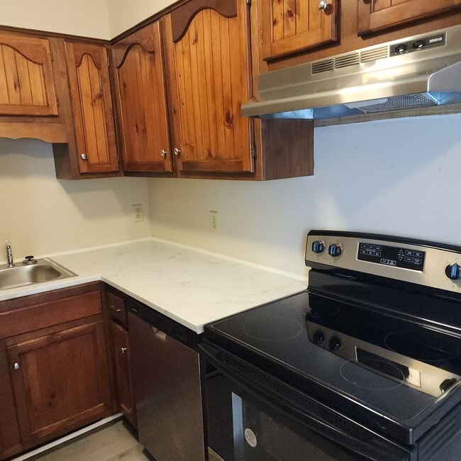Building Photo - Updated Townhouse Apartment FOR RENT In Be...