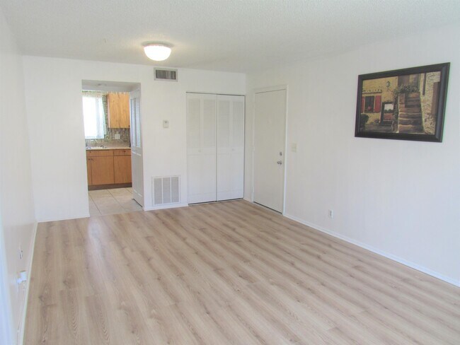 Building Photo - 121 Lake Carol Dr