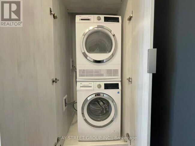 Photo du bâtiment - 5858 Yonge St