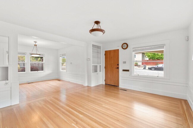 Foto del edificio - Upper Dimond/Lincoln Highlands Wonderful Craftsman Home!