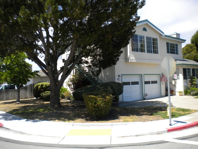 Building Photo - 68 38th Ave W