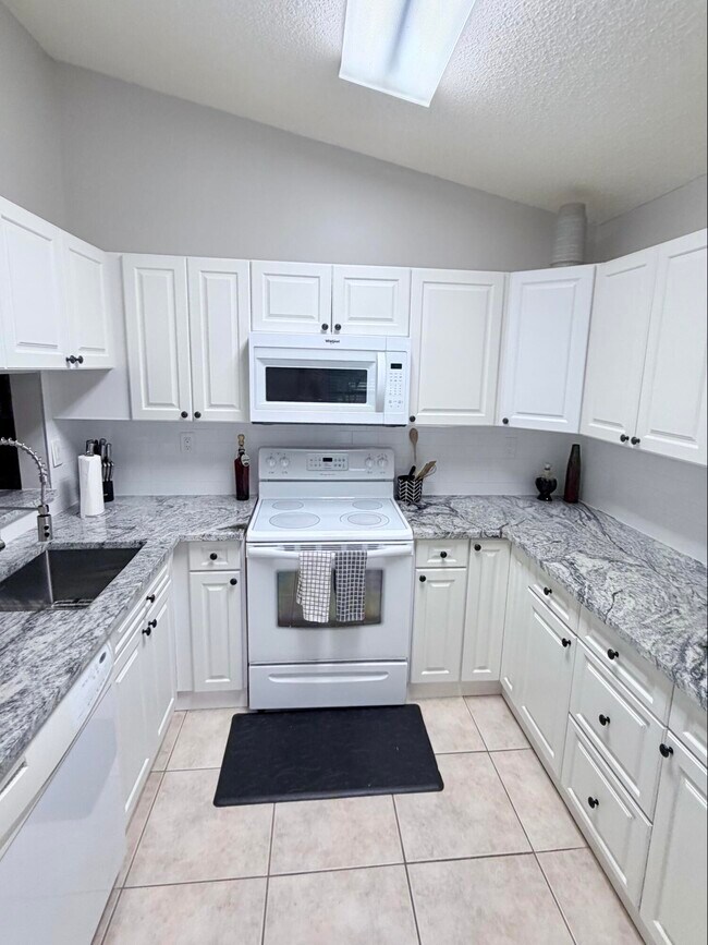 Building Photo - 2555 Bedford Mews Dr