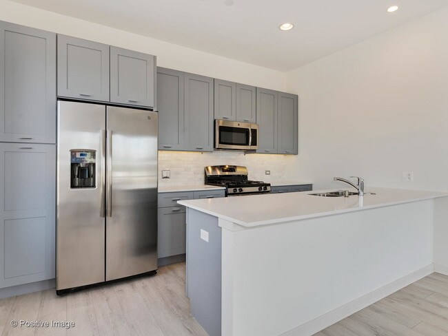 Foto del edificio - 7353 W Grand Ave