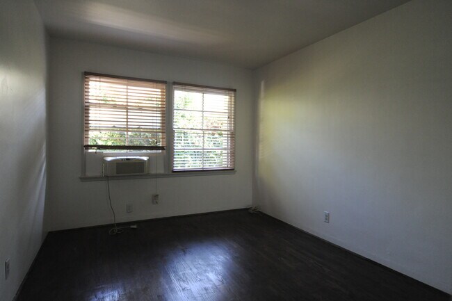 Foto del edificio - 5622 Hazeltine Ave