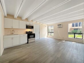 Building Photo - 5920 Lago Vista Way